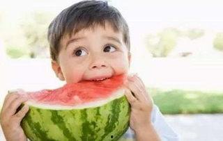 男孩喝红牛吃瓜,男孩瓜间畅饮，青春活力无限